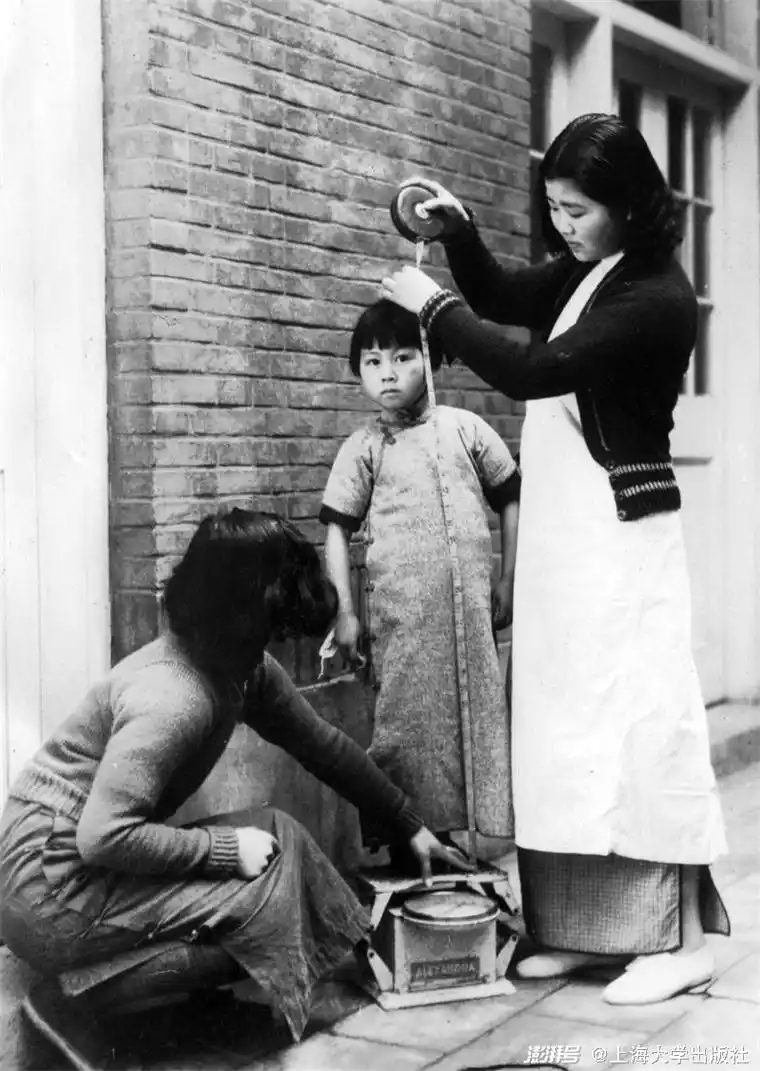 女性剪发的日益增多,对理发业来说是一种商机.