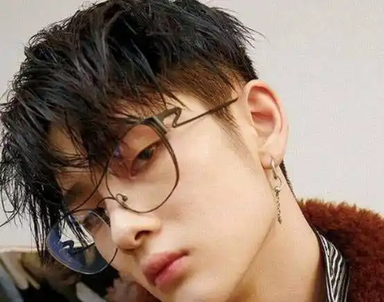 周震南近视却不戴眼镜,看到他戴眼镜的照片后,网友:太辣眼!