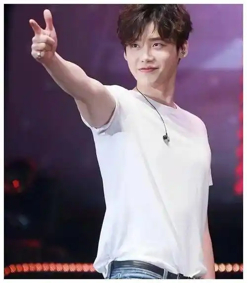 魅力四射的韩国欧巴你觉得李钟硕帅吗