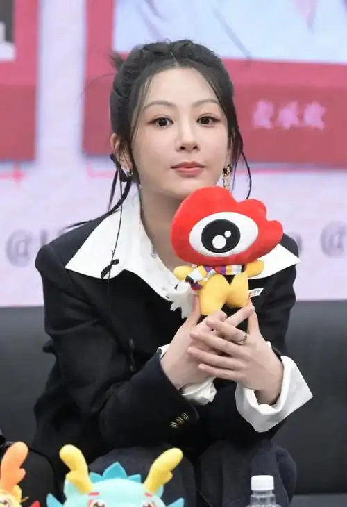 杨紫新造型又翻车!腿短五五分,脸上沟壑纵横,被嘲土气又廉价_腾讯新闻