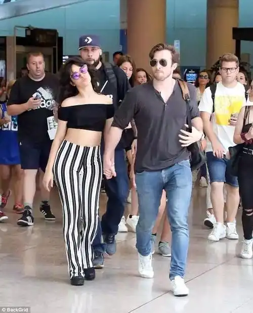 camilacabello卡妹西班牙度假被拍坐男友大腿热吻停不下来