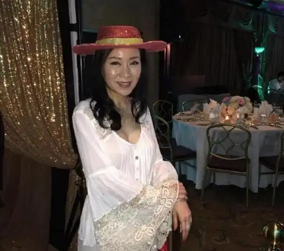 她曾经是香港一线花旦,红遍东南亚,今64岁无儿无女风韵犹存