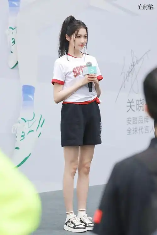 关晓彤安踏品牌全球代言人##关晓彤亮片雀斑妆##关晓彤运动编发