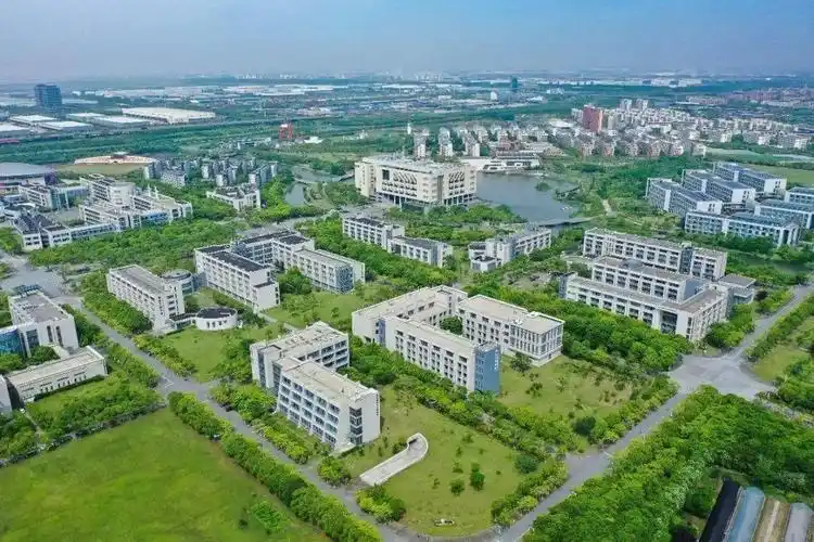 如诗如画航拍镜头下的夏日海大