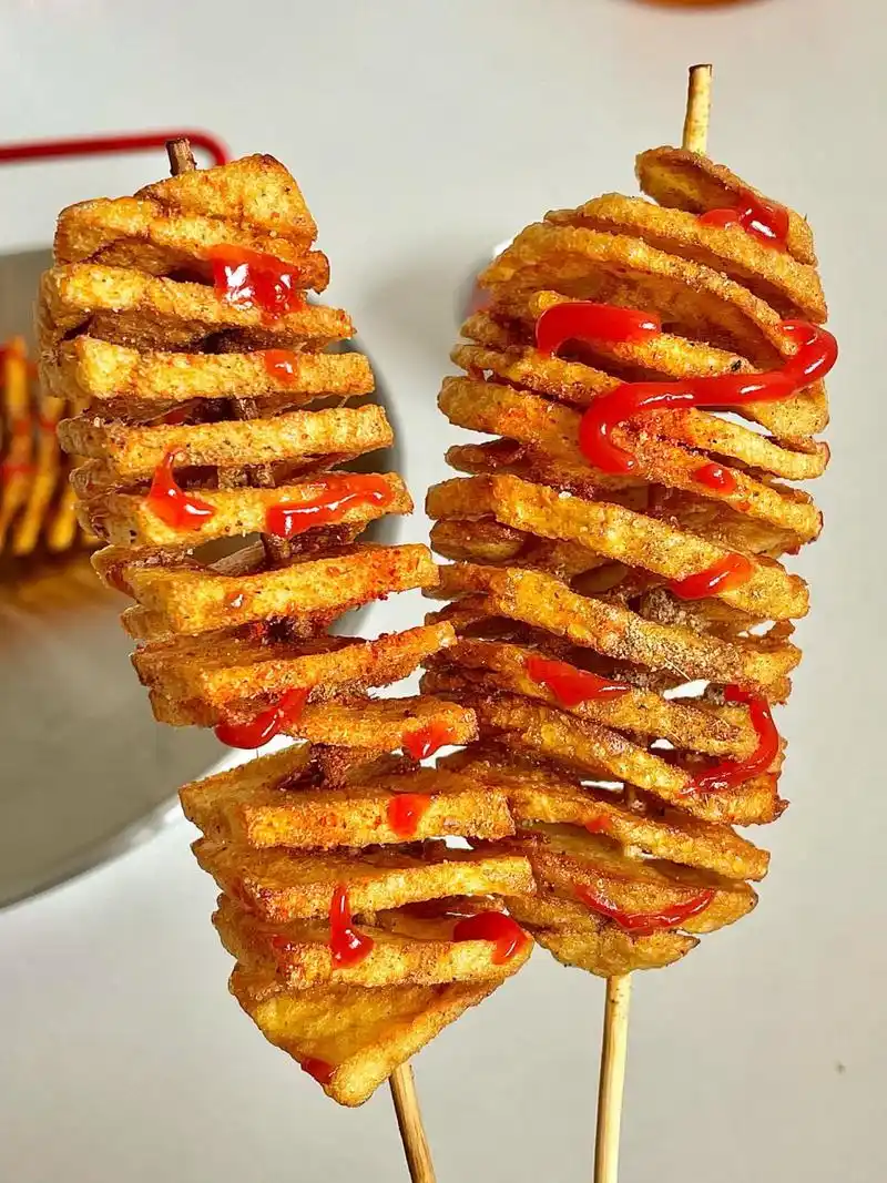 完美复刻街边旋风薯塔99学会可以出摊了93 街边10块一个,我2块