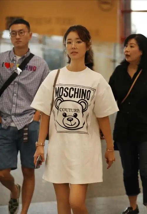 林心如现身机场t恤裙配小白鞋少女感十足