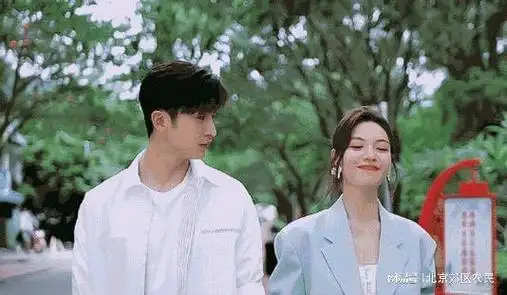 张云龙钟楚曦被迫营业, 分手后仍要扮情侣, 两人表情玩味逗乐网友