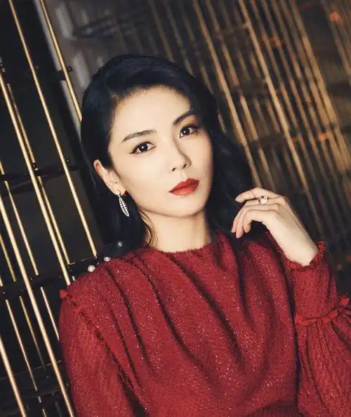 42岁刘涛太惊艳!最新照片及肩短发配高开衩长裙,气质真绝了