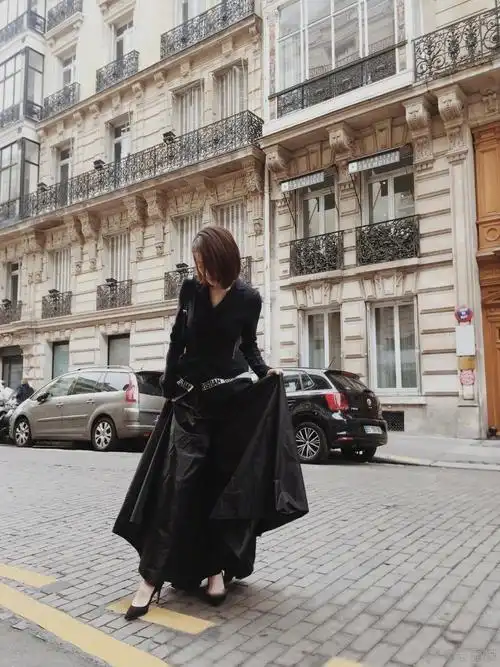 赵丽颖长裙巴黎街拍美翻天与巴黎小伙躲猫猫