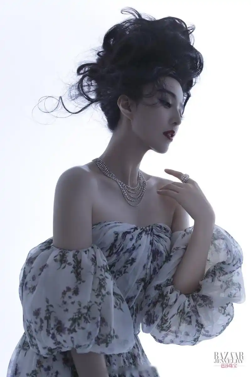 时尚女王范冰冰登上芭莎珠宝 2018年4月刊封面,所有的人,都有仰视光辉