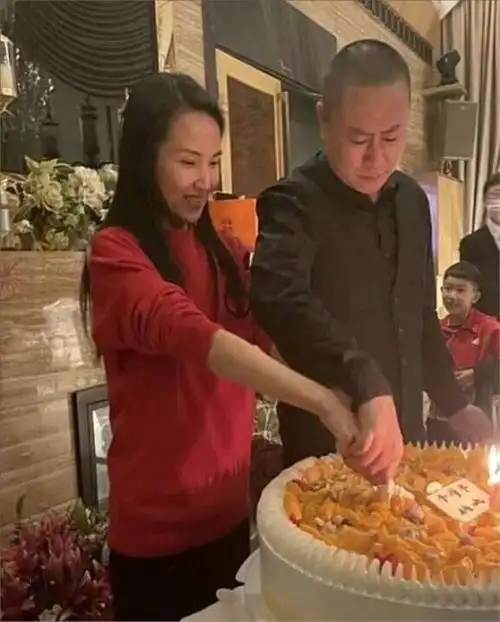 管彤:嫁给普通丈夫,高龄时为其生下孩子,这是她最正确的决定!