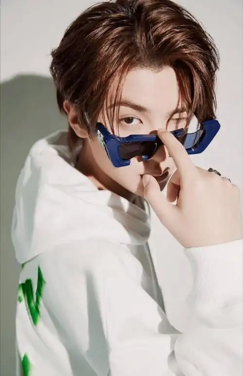 黄明昊超话94#黄明昊战至巅峰#220610【高清图】1gif 2pjustin