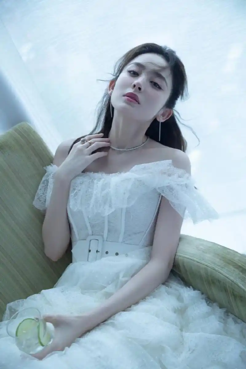 古力娜扎白色婚纱美照,笑容甜美迷人,美腿玉足更是水嫩诱人!