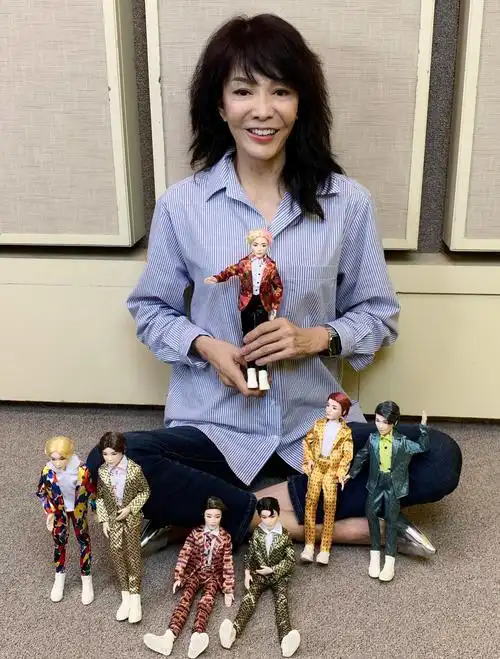 郑裕玲晒62岁庆生照,穿淡蓝色上衣端庄大方,手上蝴蝶戒指好抢镜