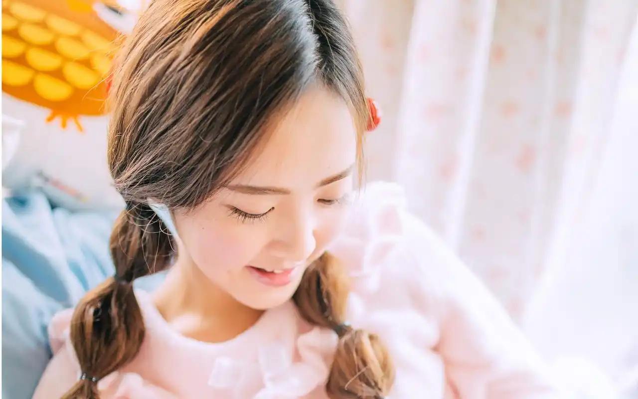 清新性感美女居家唯美写真图片桌面壁纸高清大图预览1920x1200_美女