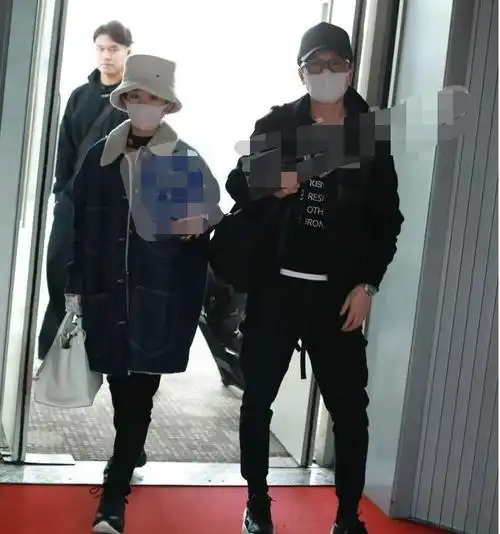 冯绍峰和赵丽颖在机场十分甜蜜了,赵丽颖的衣服亮了