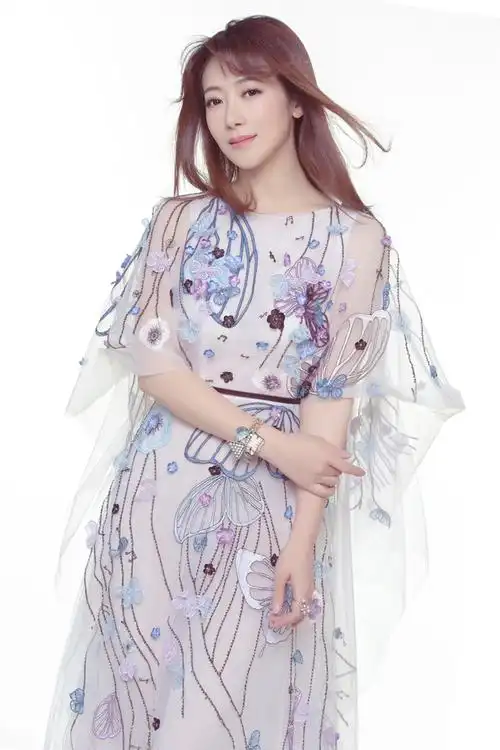 陈紫函曝黑白长裙chic风 玩转质感复古