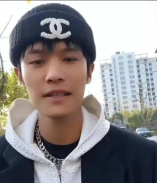 小杨哥演唱会实行"三不"政策,汪苏泷出场费最高,合影站c位!