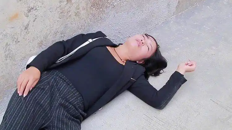 女子晕倒路边,两男子拒绝帮助,残疾女孩救了她好运来了