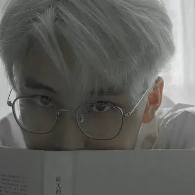 高清安静发呆的白头发图片男生头像