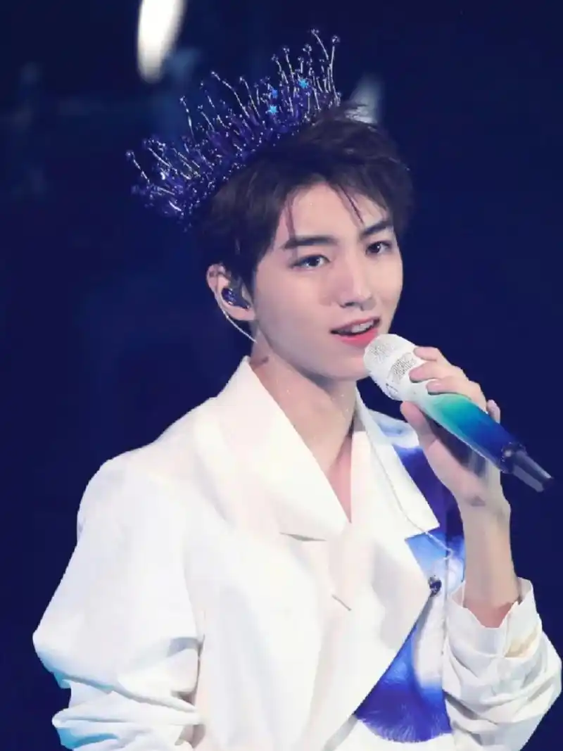 0元竞拍|王俊凯衍生手链-蓝海 是小凯应援手链 那年的蓝色皇冠造型