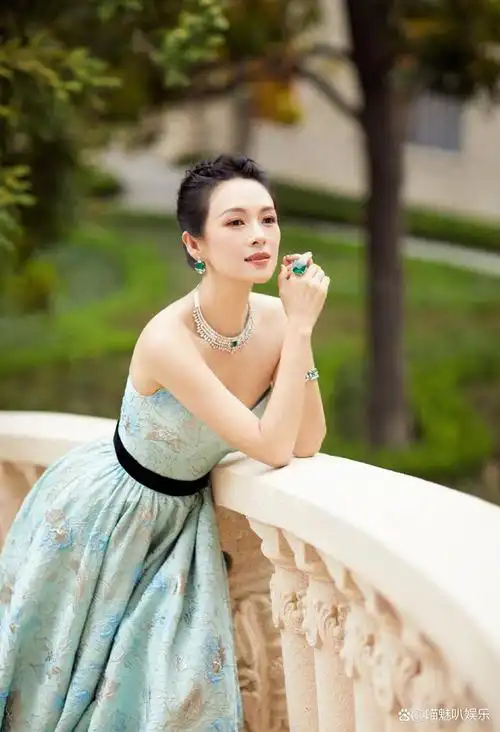 章子怡,一个出生在1979年的女孩,毕业于中央戏剧学院表演系.