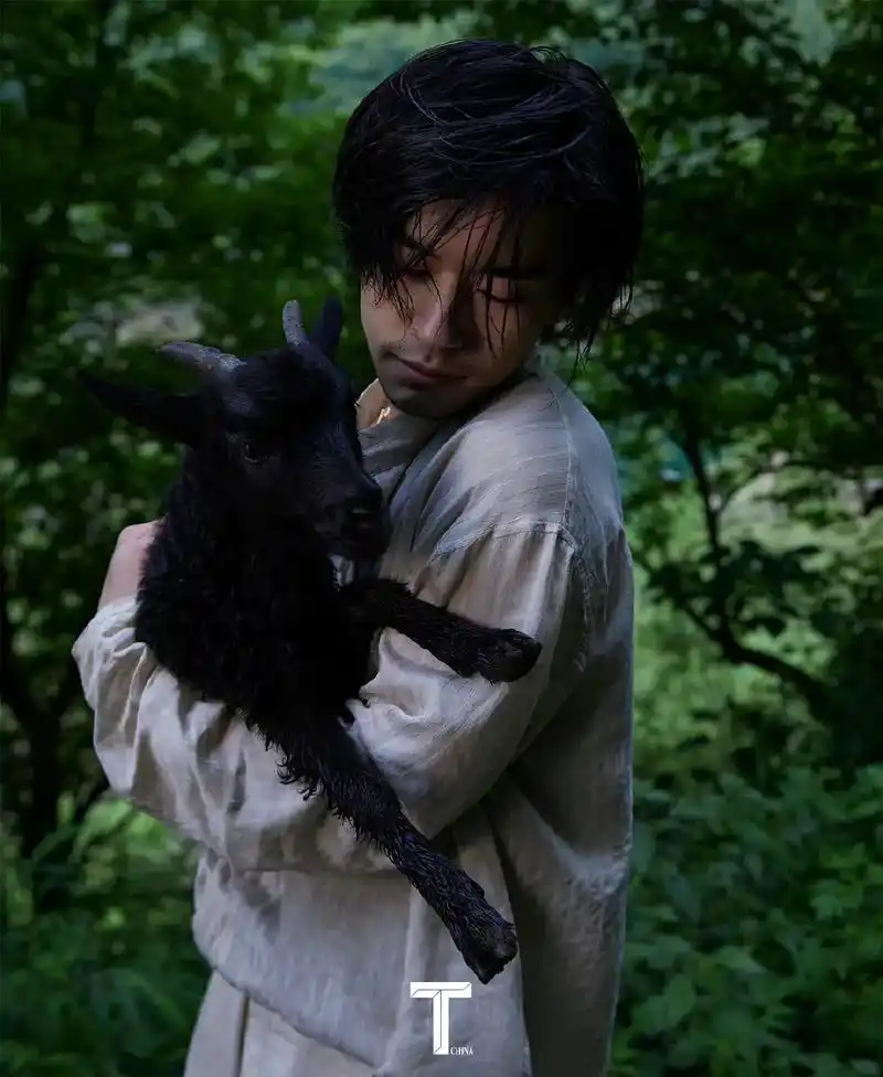 易烊千玺的这组照片在我心里封神了从没觉得有胡子的男生也很帅