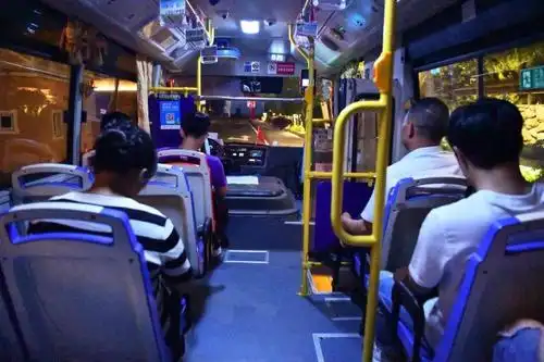 并且这一片出租车也不好打到,但现在有了夜间公交车,在五龙的老百姓