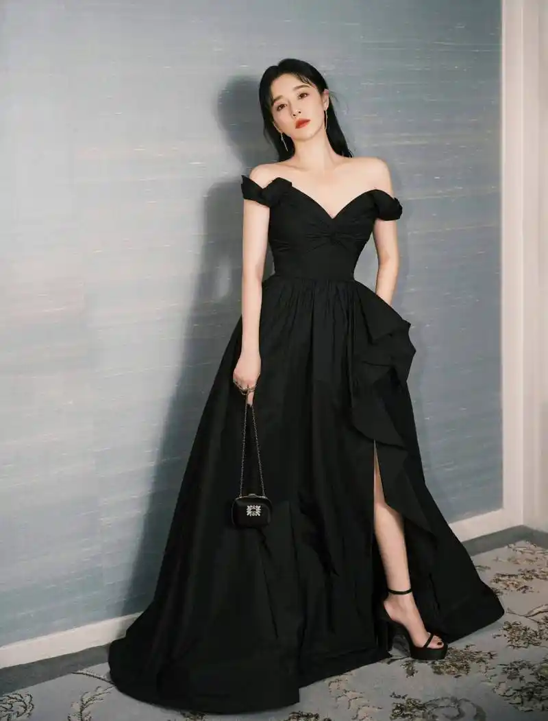 阚清子,这身黑色礼服裙真的很适合她,完美勾勒出身体曲线