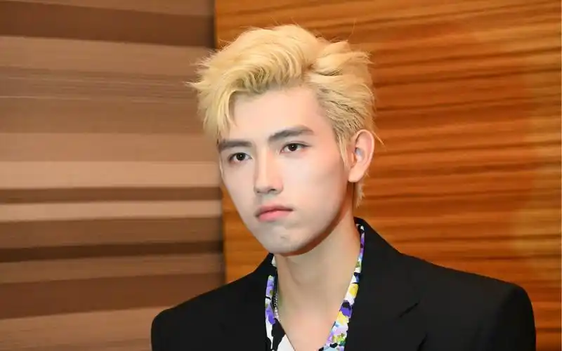 "金发配豪表"陈飞宇顶着一头金色短发身着帅气西服现身天梭腕表新品