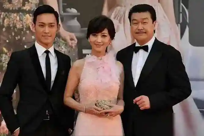 赵雅芝的3个儿子:长子47岁次子44岁,小儿子37岁,个个让