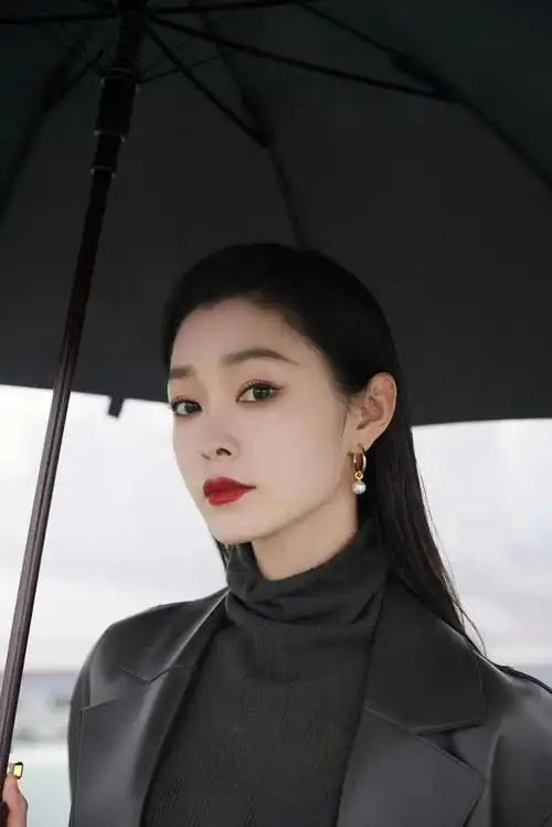 宋轶雨中朦胧氛围感大片 全黑皮衣造型利落潇洒