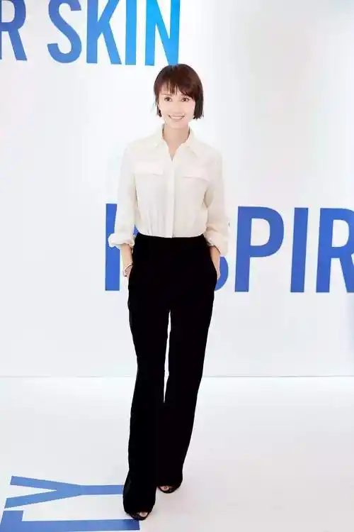 四五十岁的女人更要懂得穿衣学学袁泉的穿搭气质又优雅