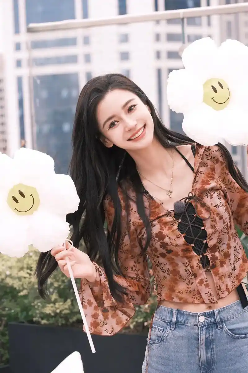 angelababy的一组美照曝光她身穿印花上衣搭配牛仔裤露出一截白皙小