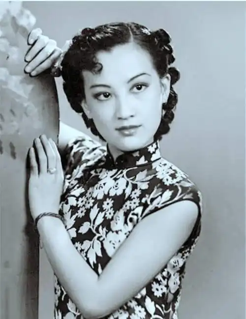 40年代非常著名的歌手,她的代表作有《四季歌》,《天涯歌女》等等