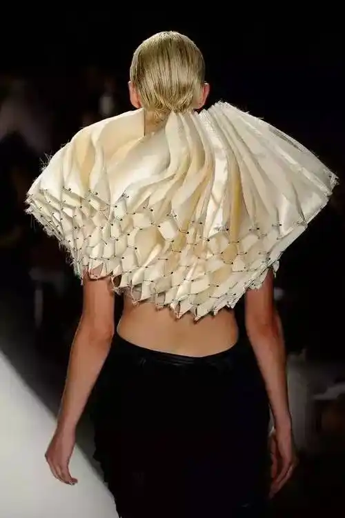 再在人体模型上进行自然的叠加,堆积,塑造出体积感强的服装设