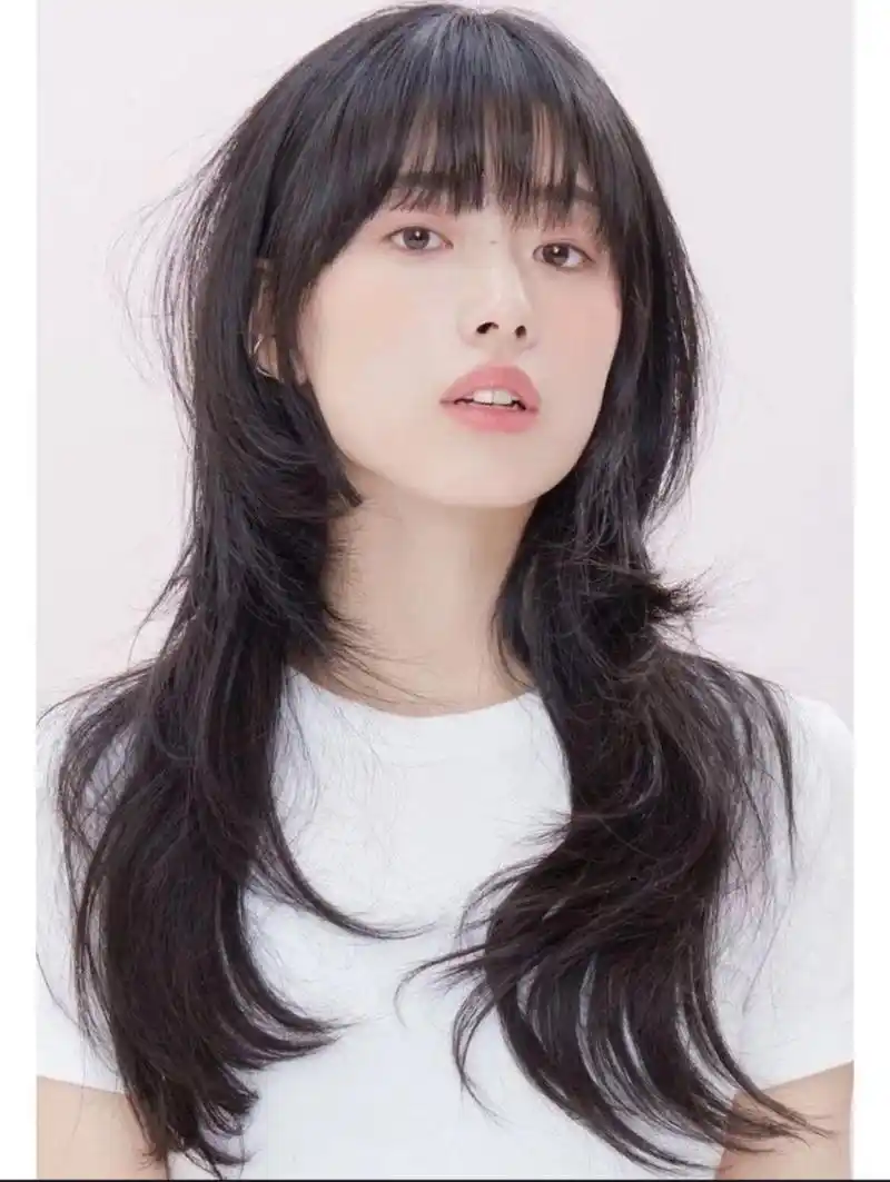 高层次碎发 高层次发型是最修饰脸型头型 发际线的,层次制造动感不挑