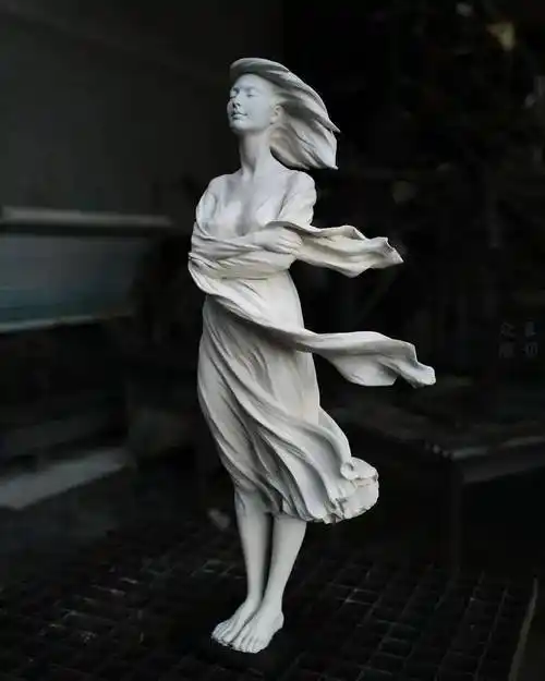 艺术工场罗立荣沉默寡言的女雕塑家用想象和细节打脸西方评论界