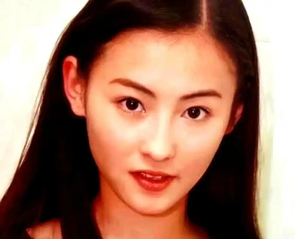 张柏芝年轻时容貌美丽,现已生育多个孩子.