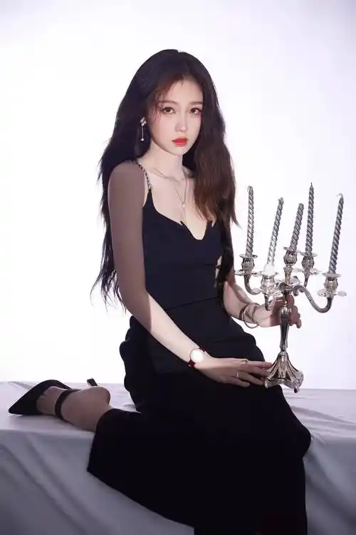 虞书欣是名副其实的富家女,皮肤白皙,身材凹凸有致-爱读书