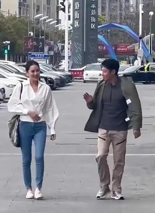 王鸥复出工作忙,和撒贝宁一起录制综艺,一身粉色太显嫩