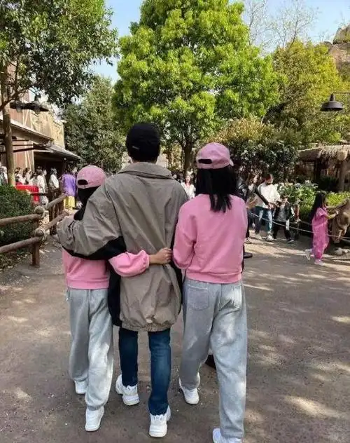 佟大为老婆晒父女三人同行背影醋意十足俩女儿穿姐妹装身高抢镜