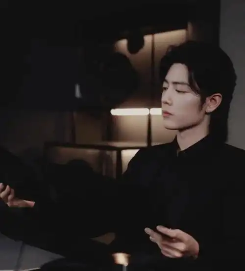 难怪肖战夜半发文看看趴在绿幕底下的疯狂代拍恐怖