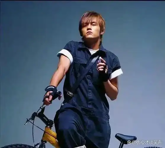 音乐会一开场,周杰伦便以《黄金甲》为开场,随后又是一曲《最长的电影