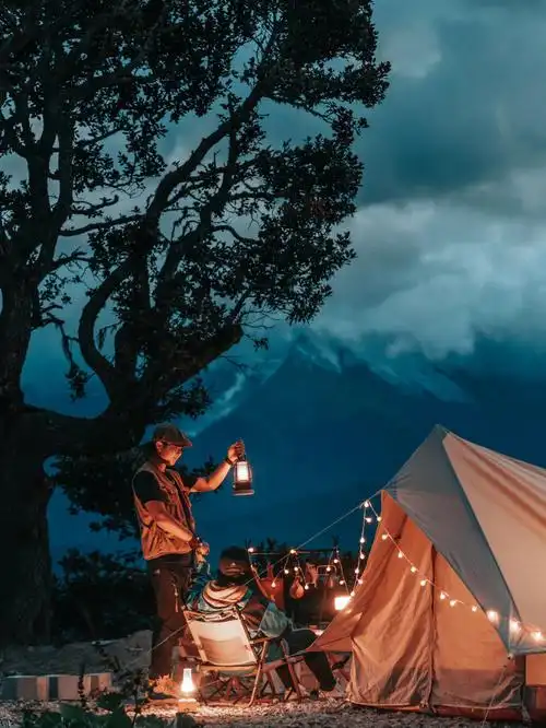 梅里雪山我在雾浓顶搭起帐篷等一座金山