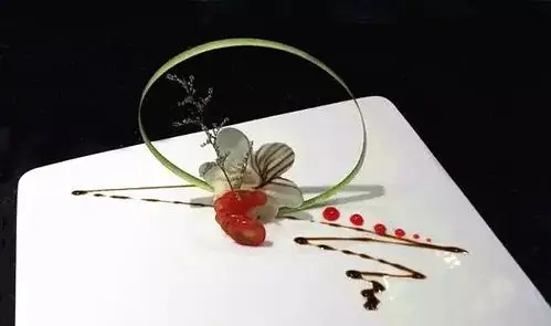 一款好看的盘饰,是如何摆出来的?(附视频演示)