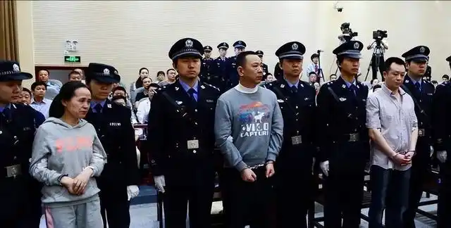 2015年身家400亿黑老大刘汉被执行死刑押赴刑场时神情恍惚