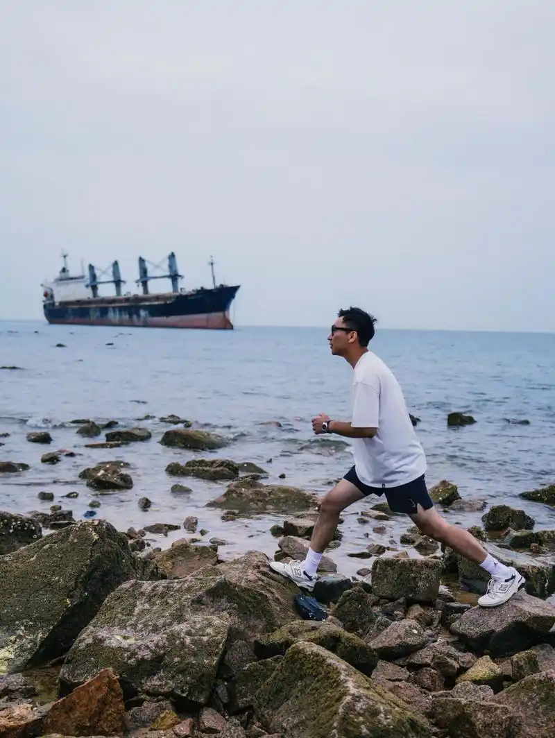 威海旅行|布鲁威斯号沉船 一艘巴拿马籍的巨轮搁浅在威海的海岸线上.