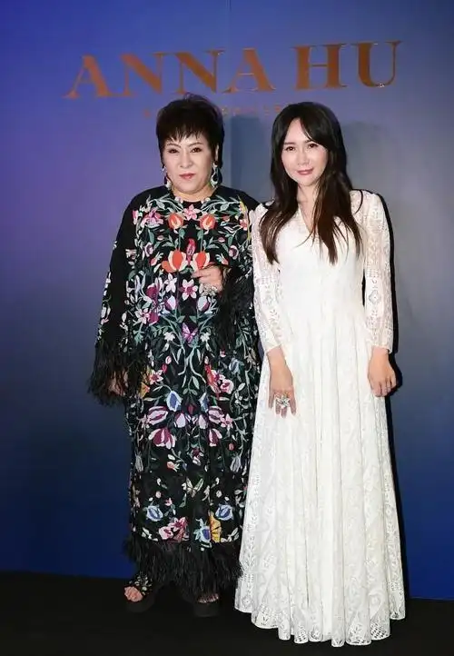 当奶奶的向太陈岚发福了不少手上的大号钻戒太抢镜一看就厉害