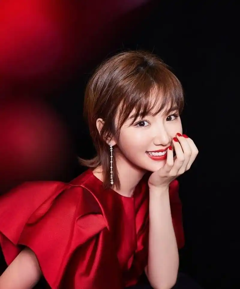 甜美可爱,妩媚多姿的#毛晓彤# 身穿红色礼裙,秀丽短发,性感红唇,高贵